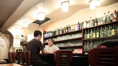 カウンター越しにお客さんを鑑定する店内の様子