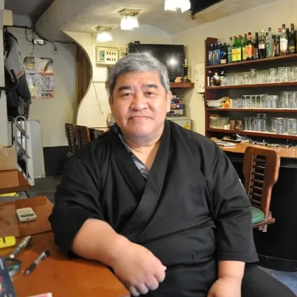 店内でお客さんを迎える大清水高山